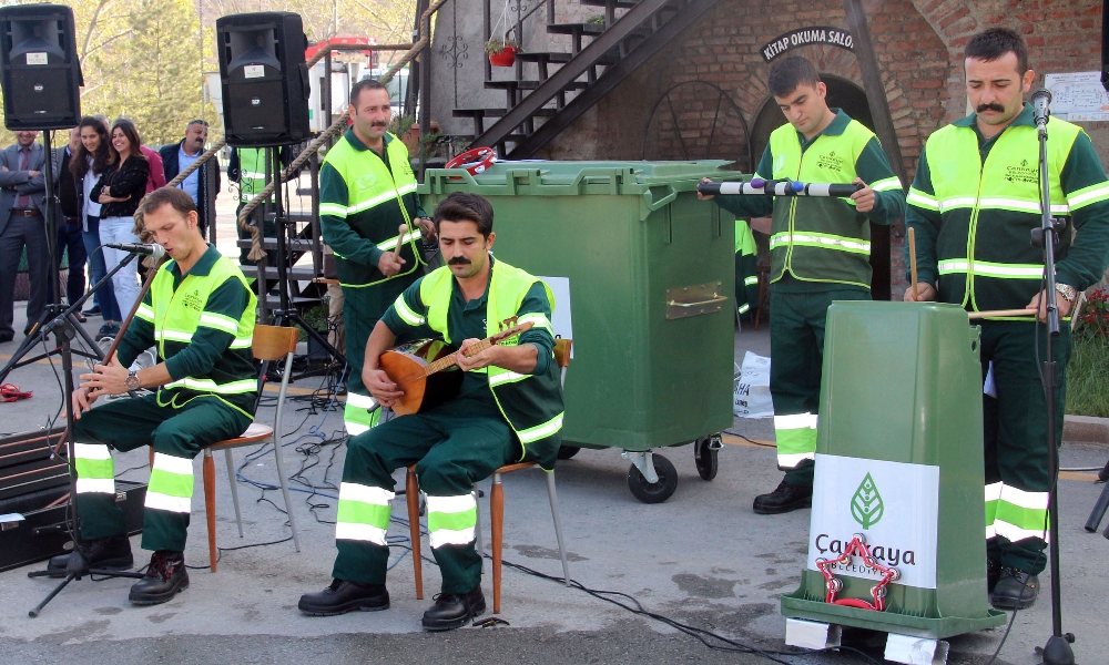 TEMİZLİK İŞÇİLERİ ÇÖPTEN MÜZİK ÇIKARDI