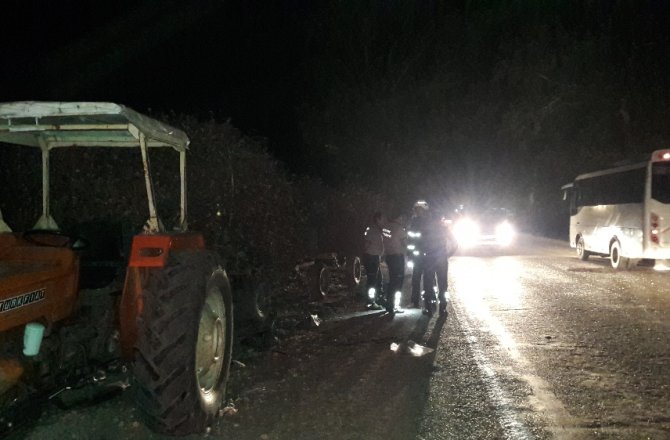 TRAKTÖR VE KAMYONET ÇARPIŞTI: 1 ÖLÜ, 5 YARALI