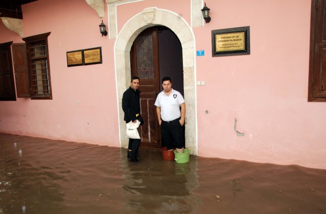 MERSİN’DE EVLER SULAR ALTINDA KALDI