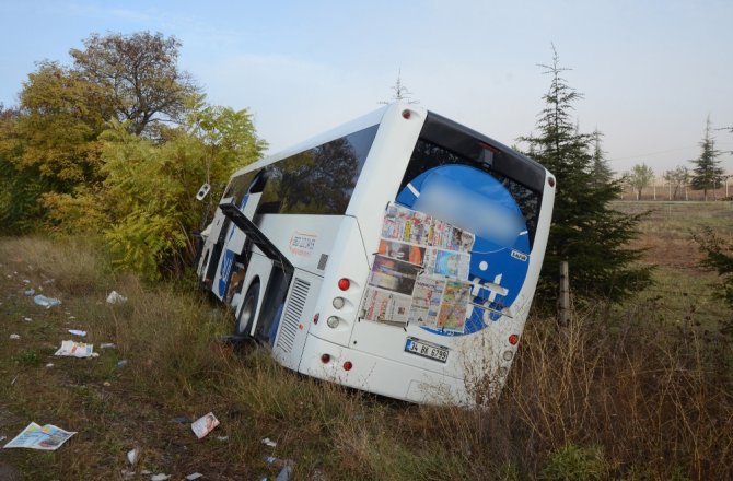 KAMYON OTOBÜSLE ÇARPIŞTI: 15 KİŞİ YARALANDI