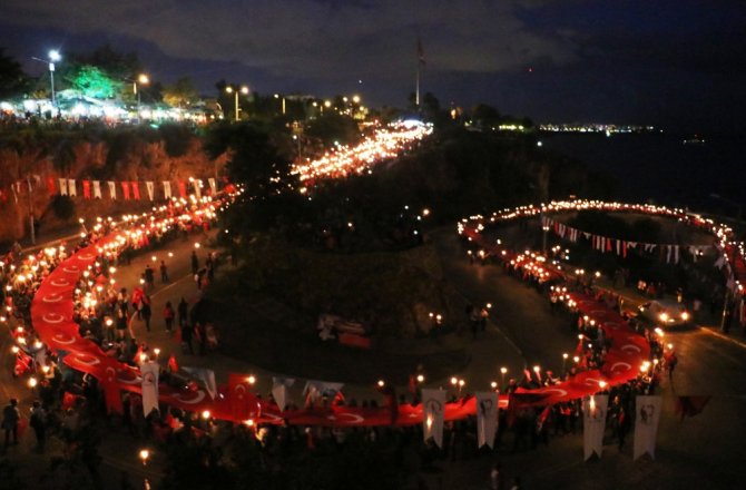 600 METRELİK TÜRK BAYRAĞIYLA 4 KİLOMETRE YÜRÜDÜLER