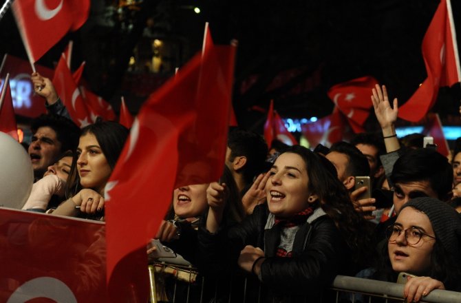 ŞARKICI EDİS, CUMHURİYET ŞÖLENİ’NDE BURSALILARI COŞTURDU