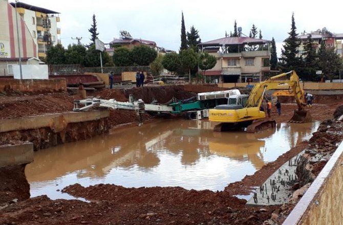 İŞ MAKİNESİNİN OPERATÖRÜ BÖYLE KURTARILDI