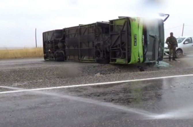 DİYARBAKIR’DA YOLCU OTOBÜSÜ DEVRİLDİ: 23 YARALI