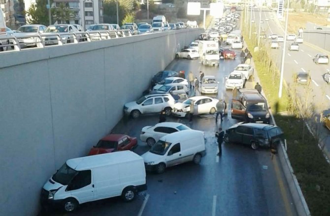 ANKARA’DA 20 ARAÇ BİRBİRİNE GİRDİ