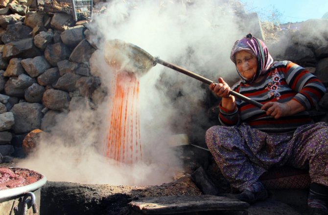 PEKMEZ KAZANLARI KAYNIYOR