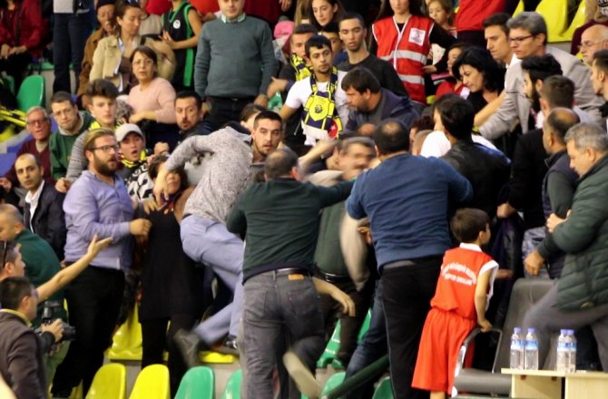 BASKETBOL MAÇINDA YUMRUKLAR KONUŞTU