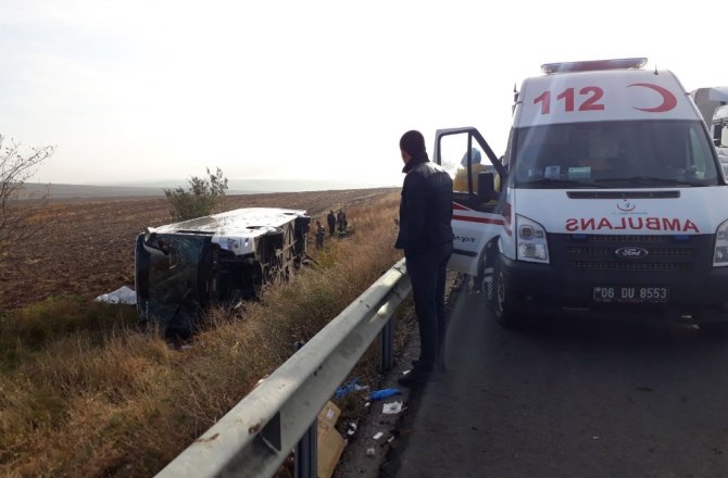 YOLCU OTOBÜSÜ DEVRİLDİ: 3 ÖLÜ, 19 YARALI