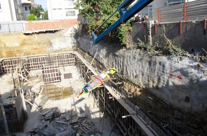 BETON MİKSERİNİN POMPASI PATLADI: İŞÇİLERİ BÖYLE ÇIKARDILAR