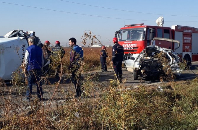 İŞÇİLERİ TAŞIYAN MİNİBÜS OTOMOBİLLE ÇARPIŞTI: 2 ÖLÜ, 18 YARALI