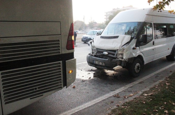 İŞÇİ TAŞIYAN SERVİSLER ÇARPIŞTI: 8 YARALI