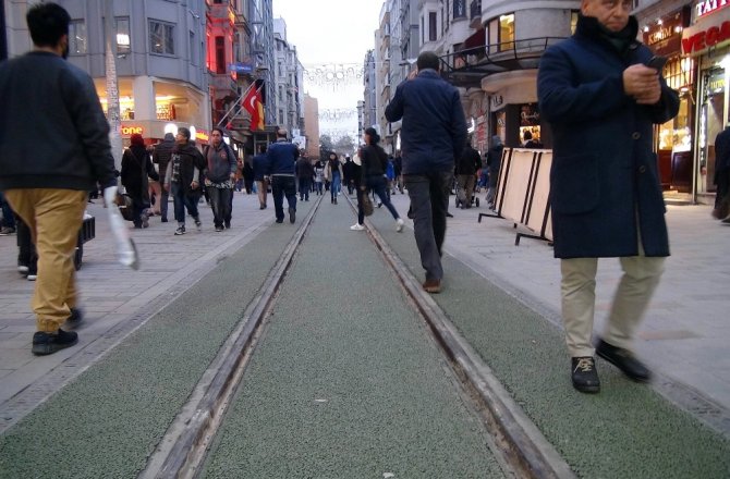 İSTİKLAL CADDESİ’NDEKİ TRAMVAY YOLUNA YEŞİL ÇUHA