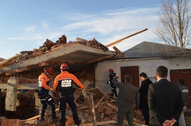 CAMİ LOJMANI İNŞAATI ÇÖKTÜ: 1 ÖLÜ, 7 YARALI