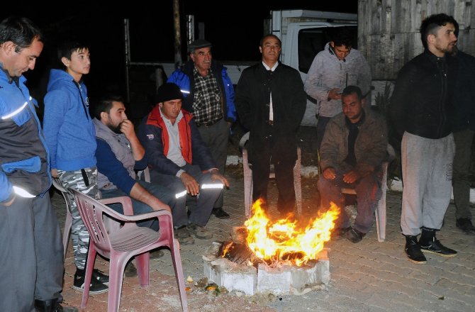 DEPREM TÜM MAHALLEDE HASAR YOL AÇTI