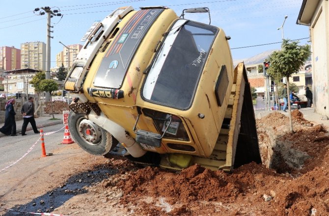 KAMYON KANALİZASYON ÇUKURUNA DÜŞTÜ