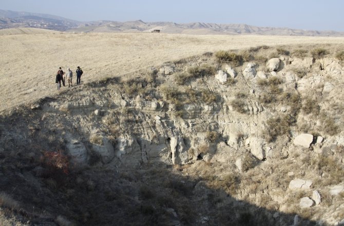 KÖYDE OLUŞAN OBRUKLAR VATANDAŞLARI KORKUTUYOR