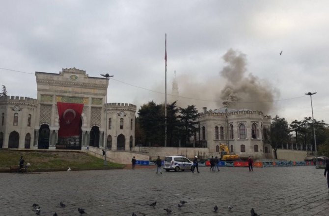 İSTANBUL ÜNİVERSİTESİNDE YANGIN ÇIKTI