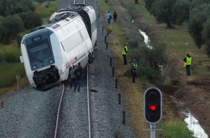 İSPANYA’DA TREN RAYDAN ÇIKTI: 30 YARALI