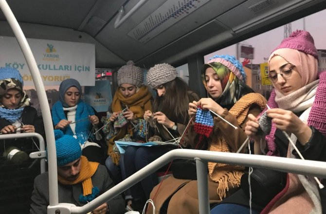 METROBÜSTE 3 SAAT BOYUNCA ÖRGÜ ÖRDÜLER