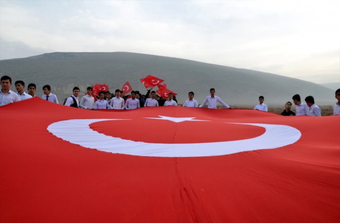 ELBİSTAN'DA ÖĞRENCİLER SARIKAMIŞ ŞEHİTLERİ İÇİN YÜRÜDÜ