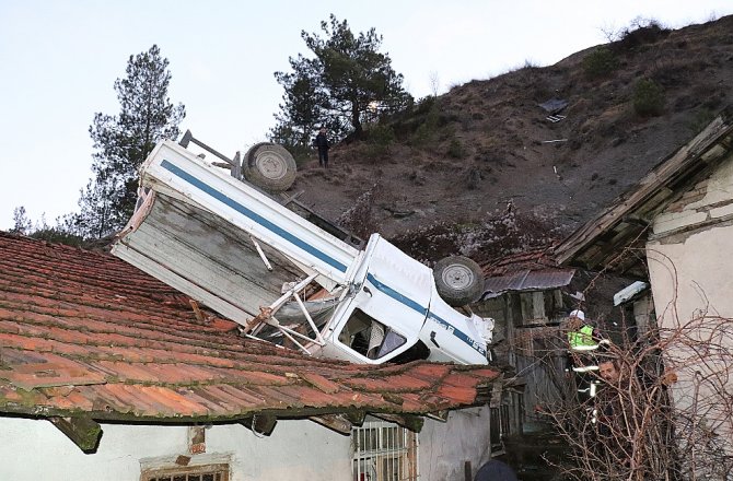 80 METRE UÇURUMDAN EVİN ÇATISINA UÇTU