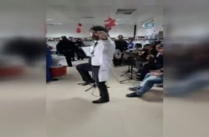 DOKTOR KANSER HASTALARINA MORAL İÇİN ZEYBEK OYNADI