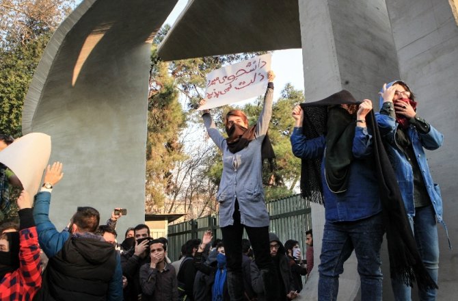 İRAN’DAKİ PROTESTOLARDA ÖLÜ SAYISI 10’A YÜKSELDİ