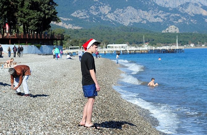 ANTALYA'DA YILIN İLK GÜNÜ DENİZ KEYFİ