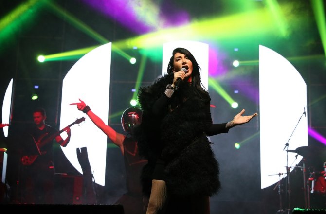 HANDE YENER MERSİN’DE SAHNE ALDI