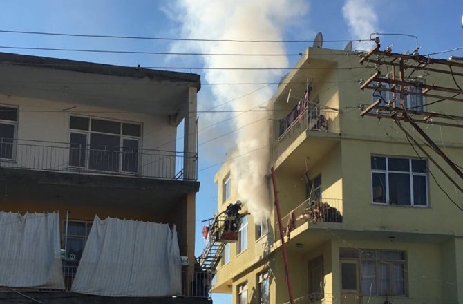 ÇAKMAKLA OYNAYAN ÇOCUK EVİ YAKTI: 4 YARALI