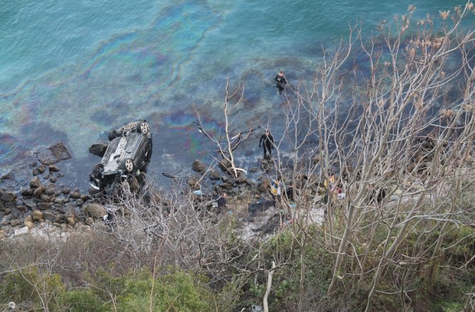 BARİYERLERİ AŞAN OTOMOBİL DENİZE UÇTU: 1 ÖLÜ