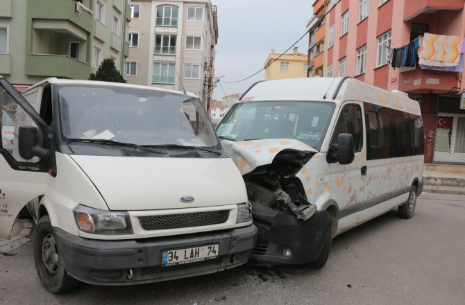 İSTANBUL’DA İKİ MİNİBÜS ÇARPIŞTI: 6 YARALI