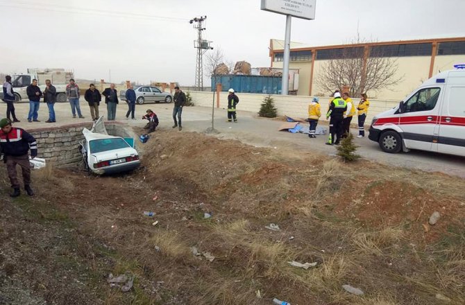 KAMYONETTEN DÜŞEN EŞYADAN KAÇTI, MENFEZE ÇARPTI: 3 ÖLÜ