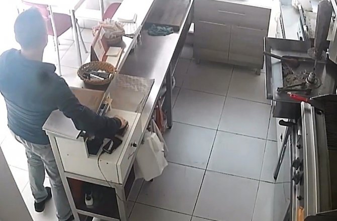 ÖNCE YEMEK YEDİ, SONRA CEP TELEFONUNU ÇALDI