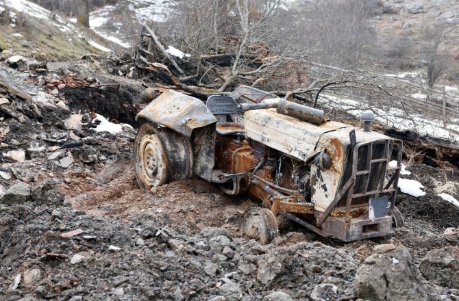 BİR TRAKTÖR ODUNLA, 5 CESEDİ YOK ETMEYE ÇALIŞMIŞLAR