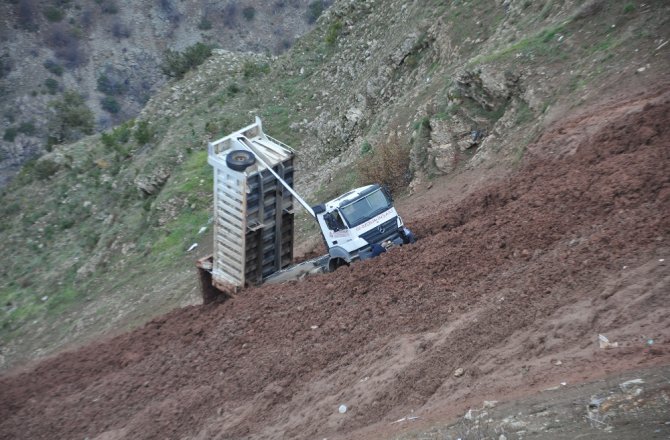 UÇURUMA YUVARLANAN ARAÇTAN SON ANDA ATLADI