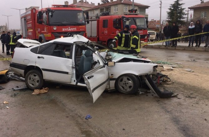 OTOMOBİLLE KAMYONET ÇARPIŞTI: 1 ÖLÜ, 6 YARALI