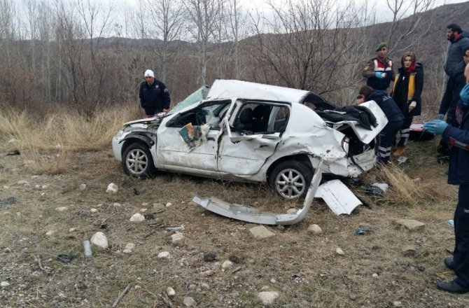 CENAZE YOLUNDA KORKUNÇ KAZA: 2 ÖLÜ, 3 YARALI