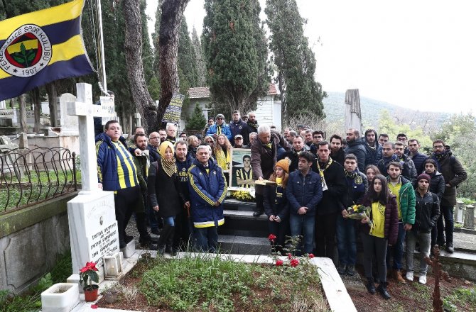 Lefter Küçükandonyadis mezarı başında anıldı