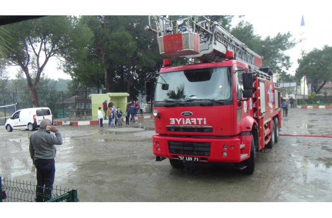 İlköğretim oklunda çıkan yangın korkuttu