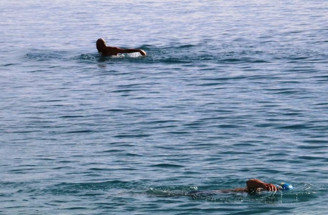 Antalya’da deniz keyfi sürüyor