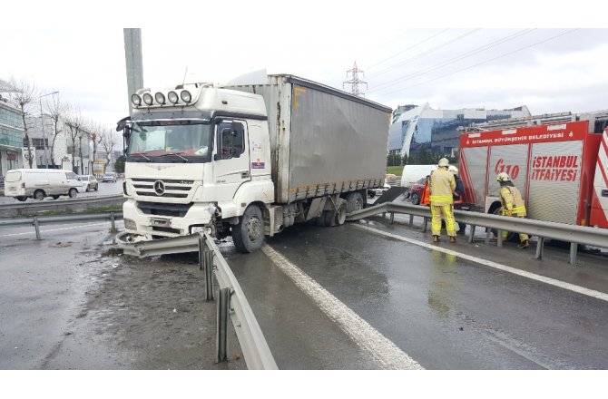 Tır yoldan çıktı, trafik durdu