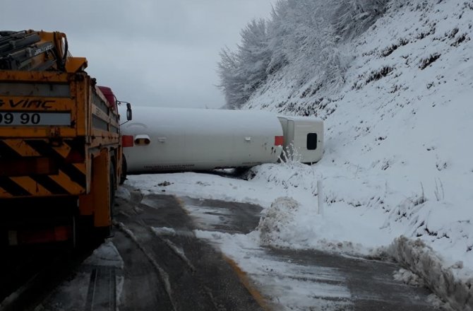 LPG yüklü tanker karlı yolda devrildi