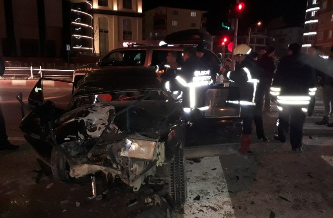 KIRMIZI IŞIKTA BEKLEYEN OTOMOBİLE ÇARPTI: 3 YARALI