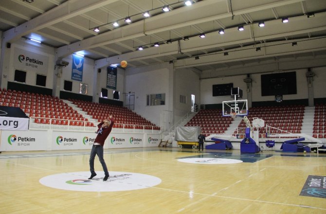 Temizlik görevlisinin basketbol yeteneği şaşırtıyor