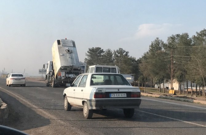 Damperi açık çöp kamyonunun tehlikeli yolculuğu