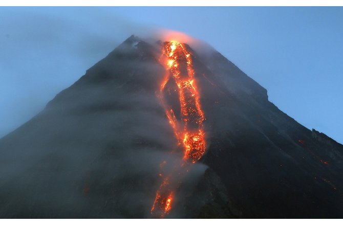 Mayon Yanardağı lav püskürtmeye devam ediyor