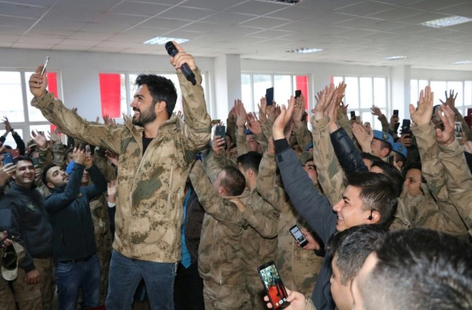 YUSUF GÜNEY BU KEZ ŞANLIURFA’DA MEHMETÇİK’İ COŞTURDU