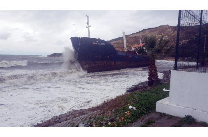 Yük gemisi fırtına nedeniyle karaya oturdu