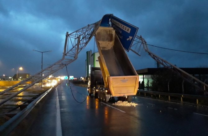 Damperi açılan tır trafik levhalarını devirdi